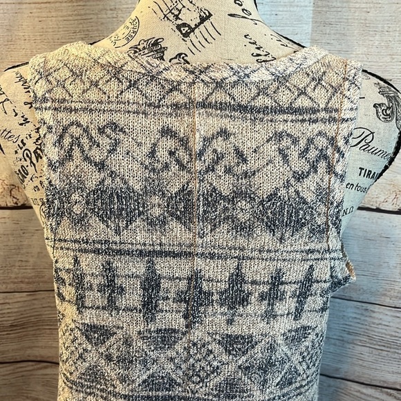 Vocal Aztec Tribal Tank Top Embellished Crystals Size Medium Lightweight Knit - Picture 7 of 9